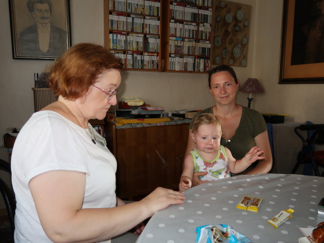 Brigitte, Nils und Sabine in der Wohnung von Sabines Gro&szlig;eltern