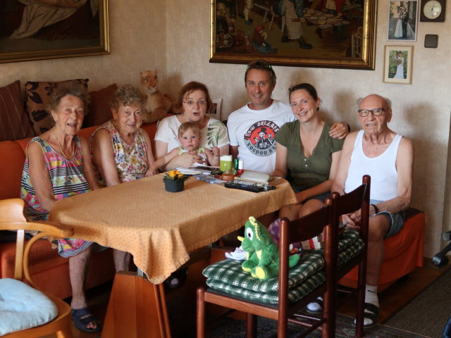 Herta, Helga, Nils, Brigitte, ich, Sabine und Johann in der Wohnung von Sabines Gro&szlig;eltern