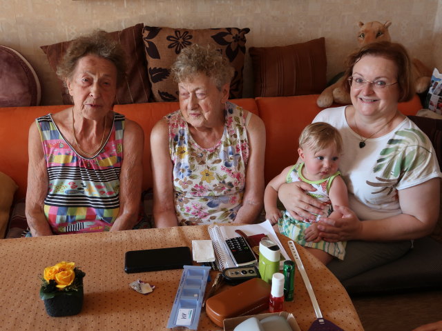 Herta, Helga, Nils und Brigitte in der Wohnung von Sabines Gro&szlig;eltern