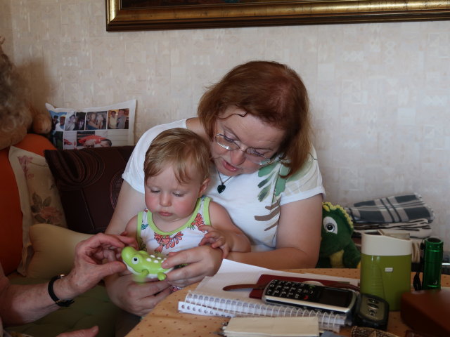 Nils und Brigitte in der Wohnung von Sabines Gro&szlig;eltern