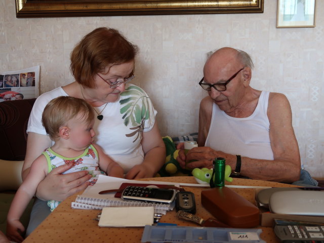 Nils, Brigitte und Johann in der Wohnung von Sabines Gro&szlig;eltern