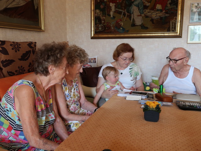 Herta, Helga, Nils, Brigitte und Johann in der Wohnung von Sabines Gro&szlig;eltern