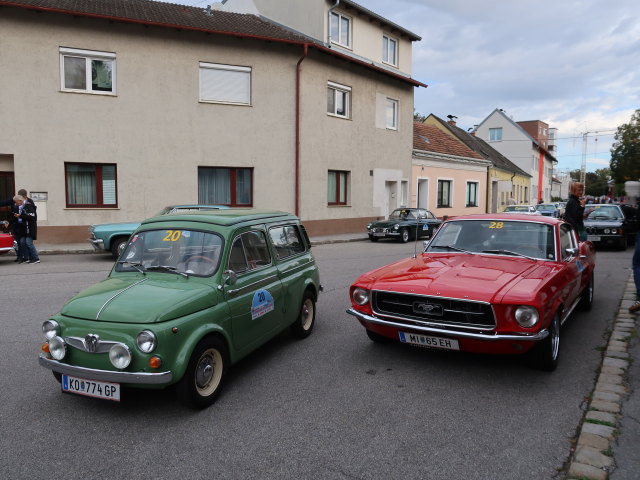 Steyr Puch 700c und Ford Mustang Fastback in der Peter-Paul-Stra&szlig;e
