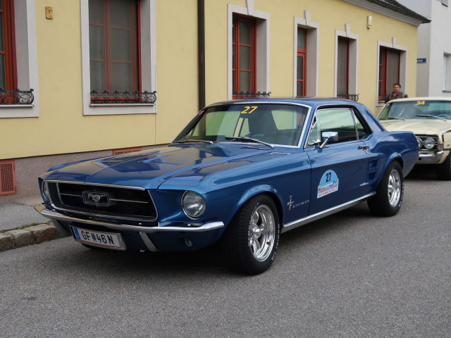 Ford Mustang in der Peter-Paul-Stra&szlig;e