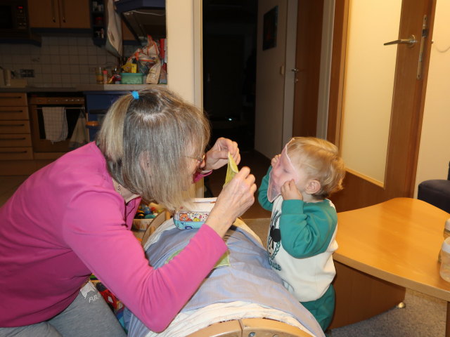 Mama und Nils in unserer Wohnung
