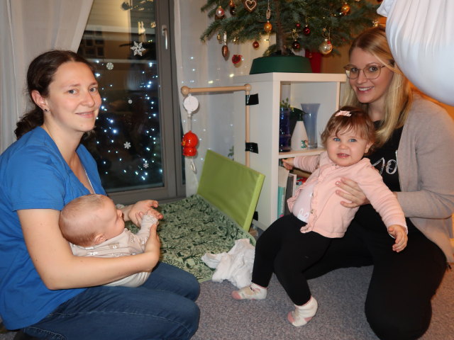 Sabine, Nils, Marie und Elisabeth in unserer Wohnung