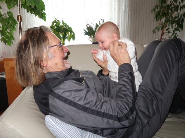 Papa und Nils im Haus meiner Eltern