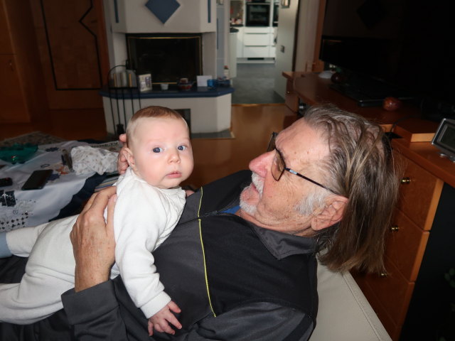 Nils und Papa im Haus meiner Eltern