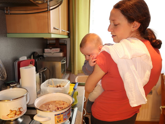 Nils und Sabine in Brigittes Wohnung