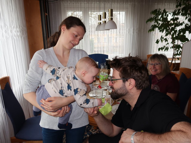 Sabine, Nils, Markus und Mama im Haus meiner Eltern