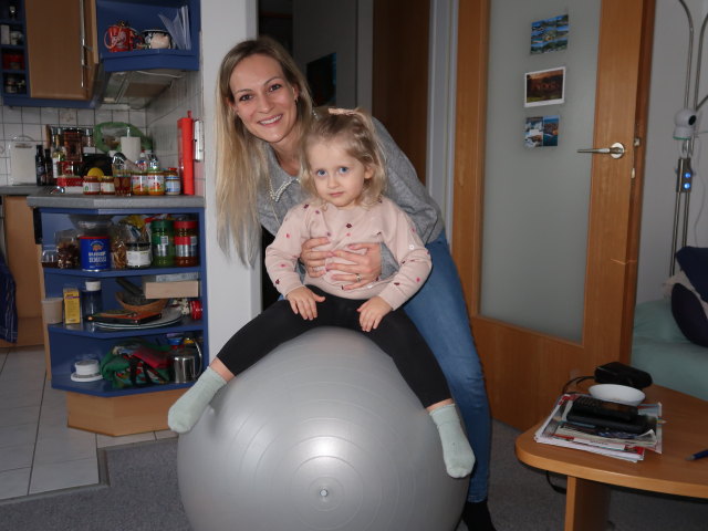 Katharina und Valentina in unserer Wohnung