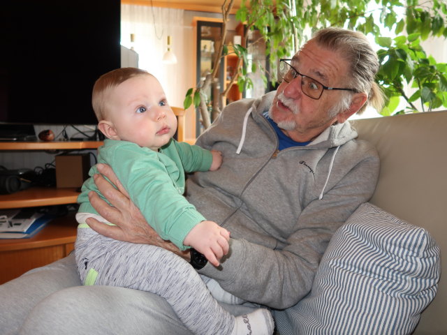 Nils und Papa im Haus meiner Eltern