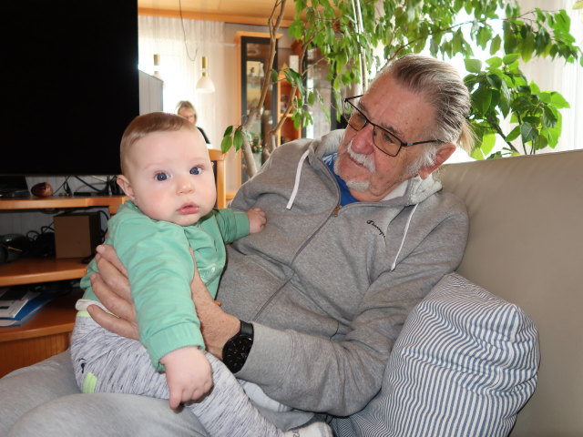 Nils und Papa im Haus meiner Eltern