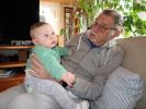 Nils und Papa im Haus meiner Eltern