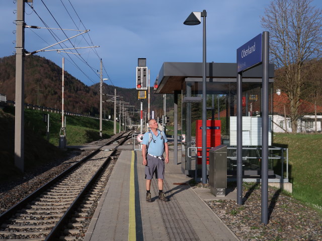 Erich im Bahnhof Oberland