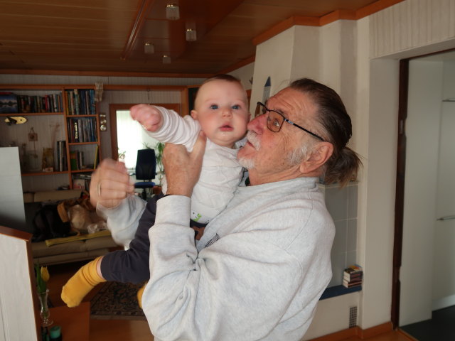 Nils und Papa im Haus meiner Eltern