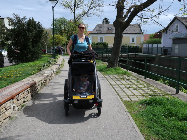 Sabine und Nils neben der Mödling in Mödling