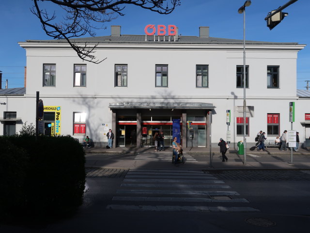 Sabine und Nils beim Bahnhof Mödling, 213 m