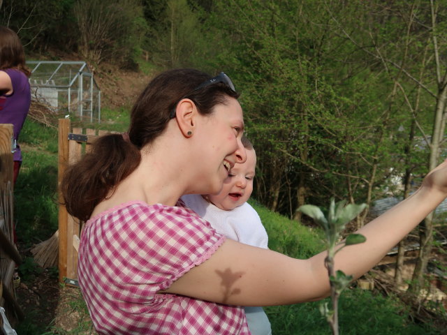 Sabine und Nils im Garten von Hannelore und Manuel