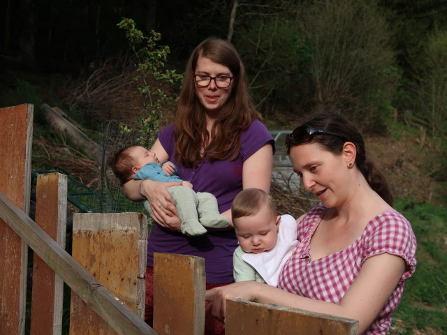 Ella, Hannelore, Nils und Sabine im Garten von Hannelore und Manuel