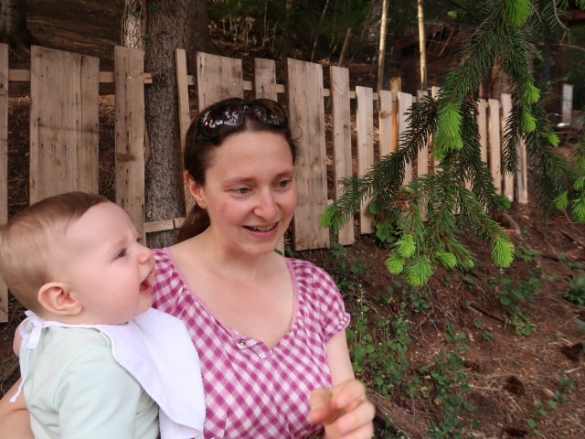 Nils und Sabine im Garten von Hannelore und Manuel