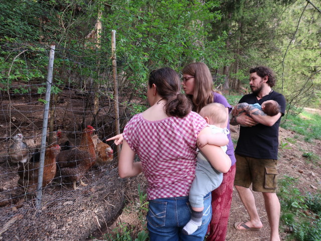 Sabine, Hannelore, Nils, Manuel und Ella im Garten von Hannelore und Manuel