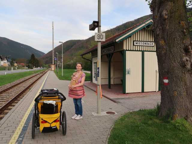 Nils und Sabine im Bahnhof Miesenbach-Waidmannsfeld, 399 m