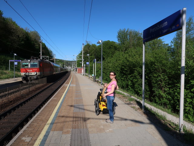 Nils und Sabine im Bahnhof Pressbaum, 326 m