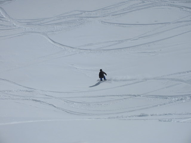 Markus neben der Piste 70a (18. Apr.)