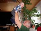 Nils und Papa im Haus meiner Eltern