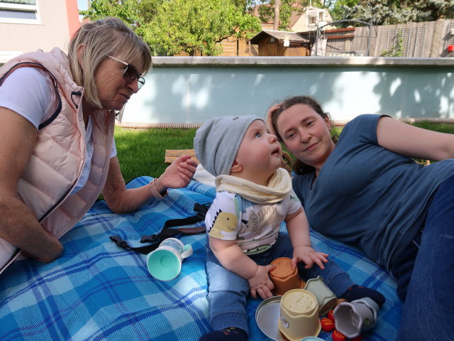 Mama, Nils und Sabine im Garten meiner Eltern (29. Apr.)