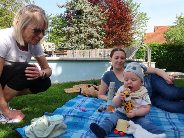 Mama, Sabine und Nils im Garten meiner Eltern (29. Apr.)