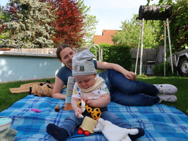 Sabine und Nils im Garten meiner Eltern (29. Apr.)