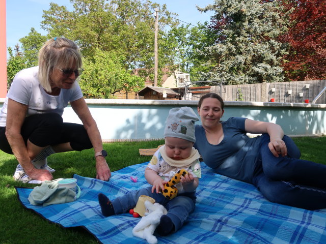 Mama, Nils und Sabine im Garten meiner Eltern (29. Apr.)