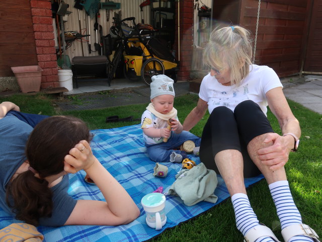 Sabine, Nils und Mama im Garten meiner Eltern (29. Apr.)