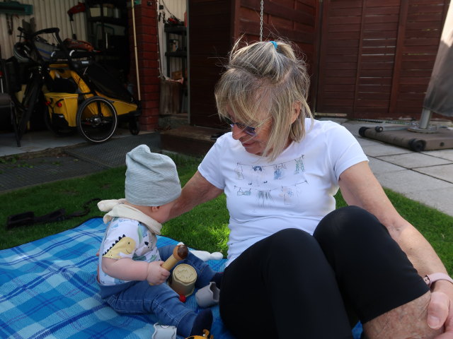 Nils und Mama im Garten meiner Eltern (29. Apr.)