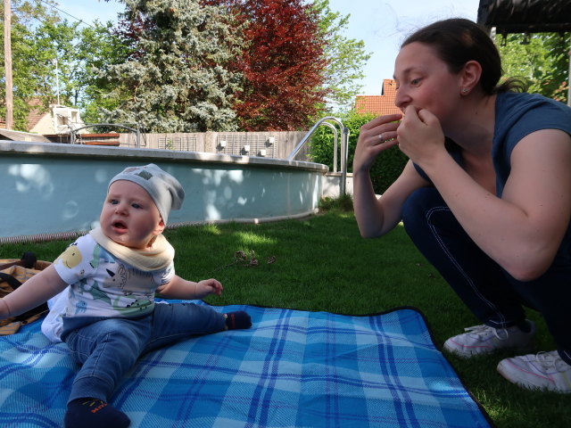 Nils und Sabine im Garten meiner Eltern (29. Apr.)