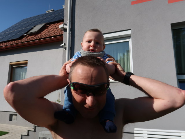 Nils und ich im Garten meiner Eltern (30. Apr.)