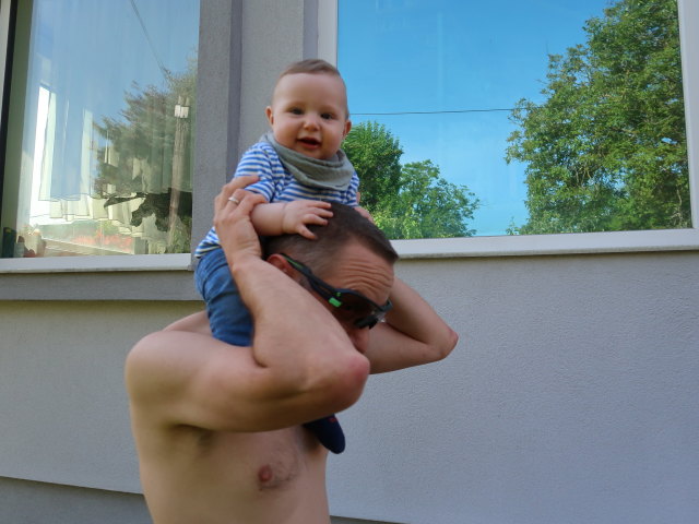 Nils und ich im Garten meiner Eltern (30. Apr.)