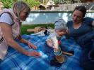 Mama, Nils und Sabine im Garten meiner Eltern (29. Apr.)