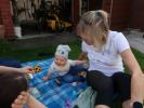 Sabine, Nils und Mama im Garten meiner Eltern (29. Apr.)