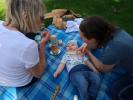 Mama, Nils und Sabine im Garten meiner Eltern (29. Apr.)