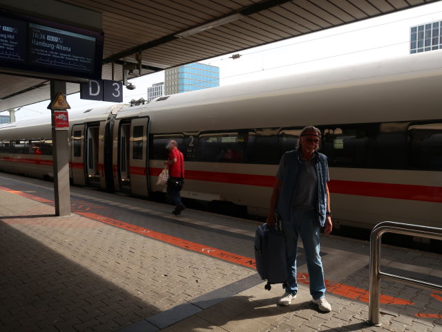 Papa im Hauptbahnhof, 95 m (1. Mai)