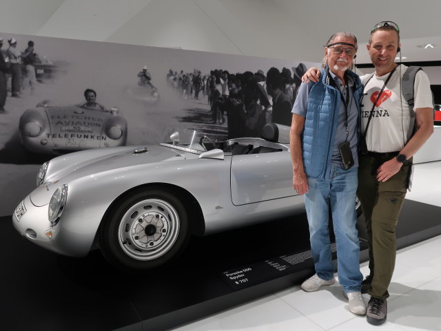 Porsche-Museum: Papa und ich beim Porsche 550 Spyder