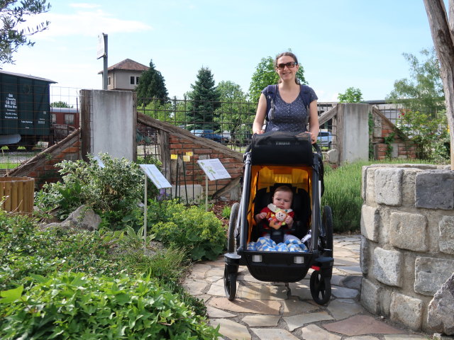 Nils und Sabine im Kräutergarten