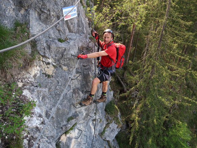 Poppenberg-Klettersteig: Jörg auf der Seilbrücke