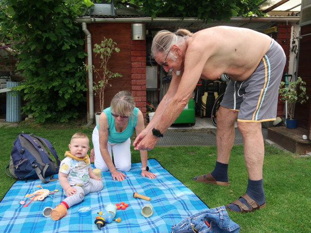 Nils, Mama und Papa im Garten meiner Eltern