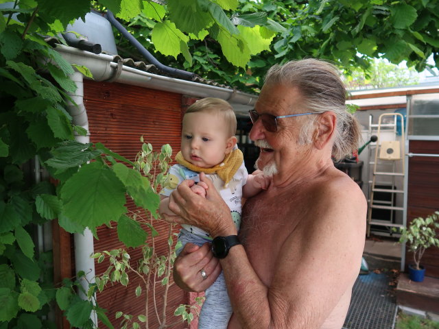 Nils und Papa im Garten meiner Eltern