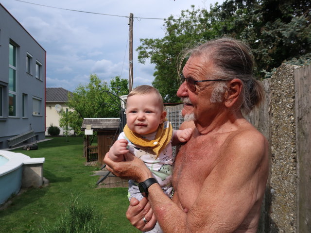 Nils und Papa im Garten meiner Eltern