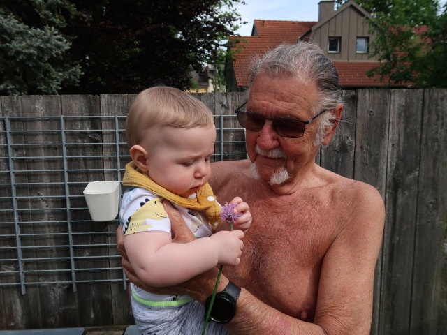 Nils und Papa im Garten meiner Eltern